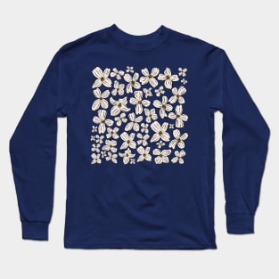 White dogwood flowers - North Carolina State Flower Long Sleeve T-Shirt